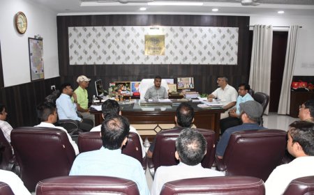 जिलाधिकारी ने बिल की रीडिंग करने वाले संविदा कर्मियों एवं लाइनमैन के कार्यों पर कड़ी नजर रखने के दिए निर्देश