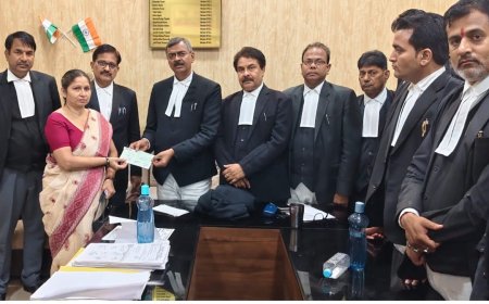 12 दिवंगत अधिवक्ताओं की पत्नियों को दिए गए 05 लाख के चेक