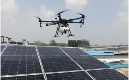 सूबेदारगंज रेलवे स्टेशन पर ड्रोन तकनीकी से की गई सौर पैनलों की सफाई