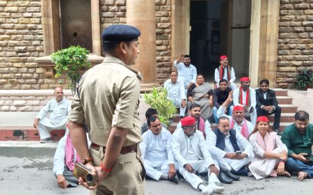 गिरफ़्तारी से नाराज सपाईयों ने पुलिस मुख्यालय पर ही दे दिया धरना