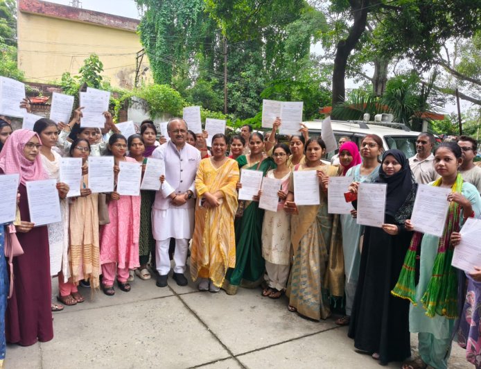 नवचयनित 35 आंगनबाड़ी कार्यकत्रियों को दिया गया नियुक्ति पत्र