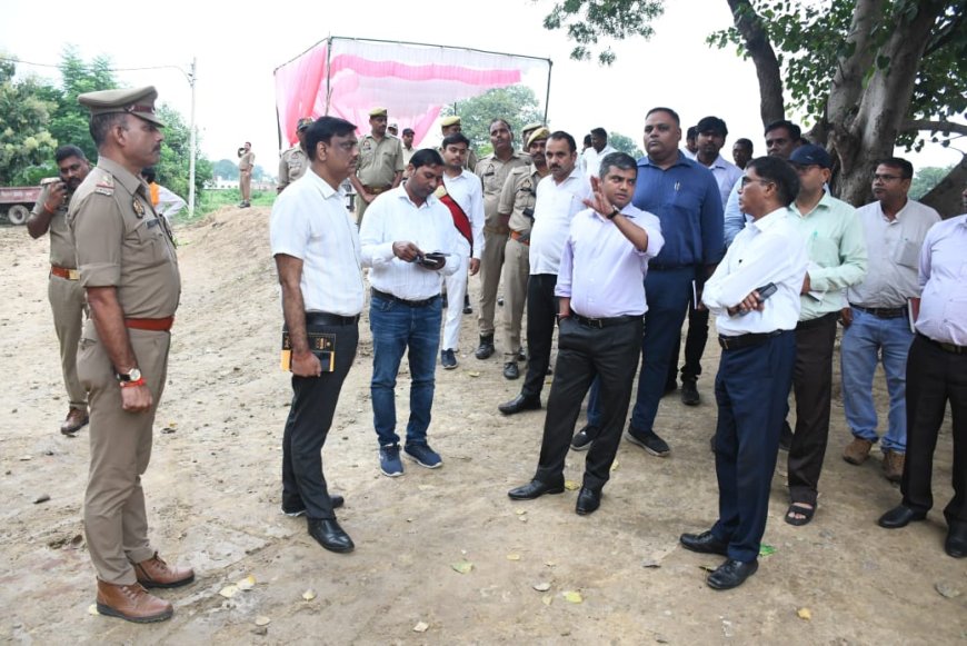 जिलाधिकारी ने अंदावा में बने मूर्ति विसर्जन स्थल का किया निरीक्षण