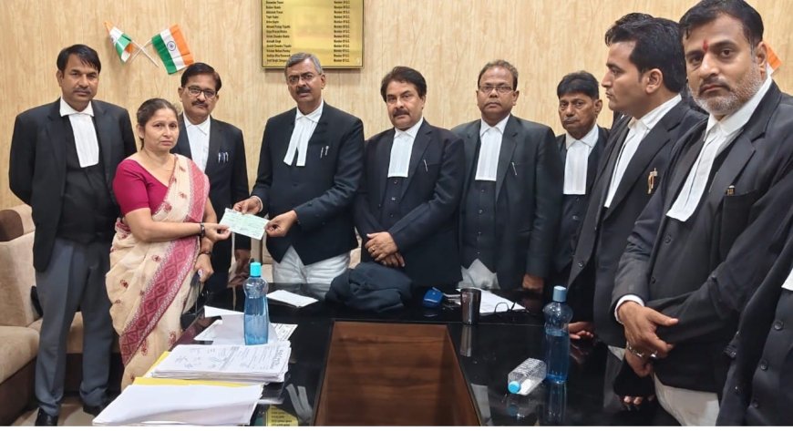 12 दिवंगत अधिवक्ताओं की पत्नियों को दिए गए 05 लाख के चेक