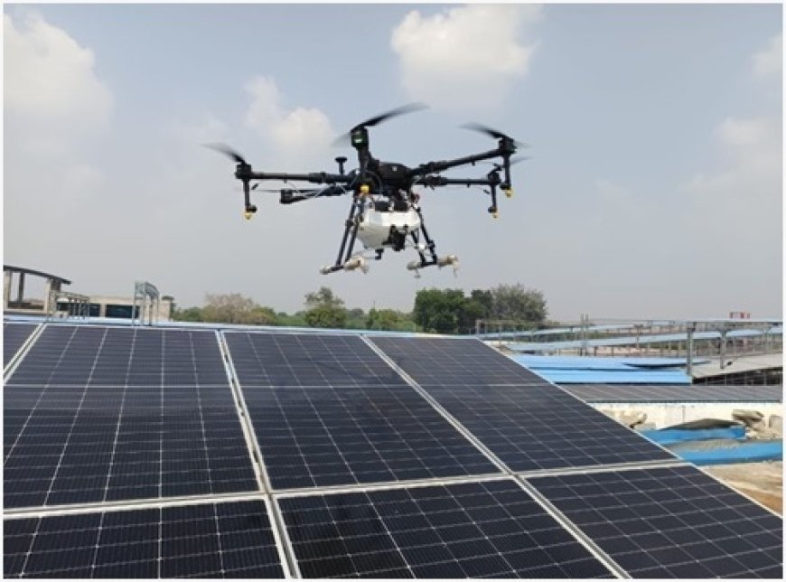 सूबेदारगंज रेलवे स्टेशन पर ड्रोन तकनीकी से की गई सौर पैनलों की सफाई