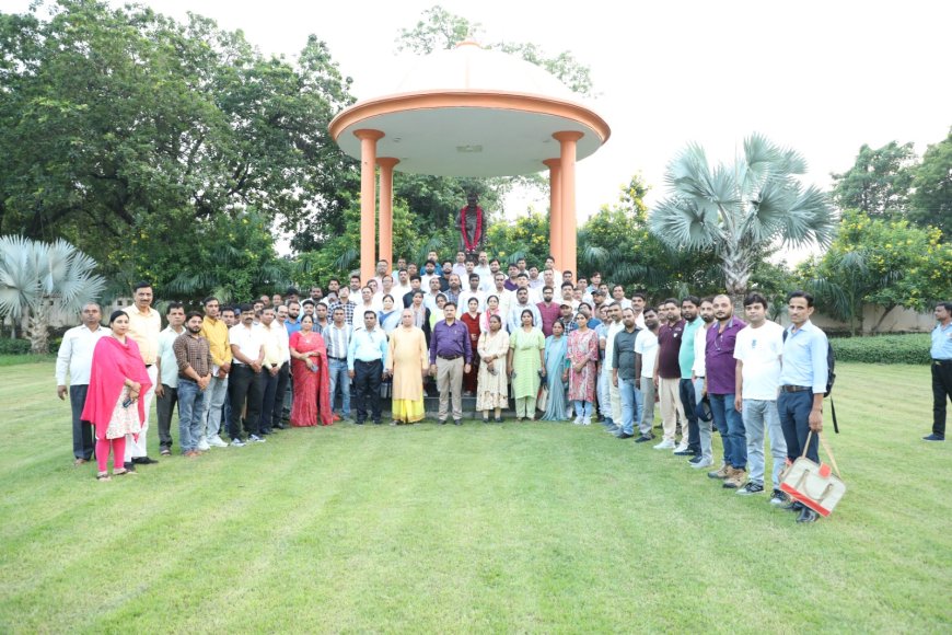 पंडित दीनदयाल जी का मत था कि मनुष्य केवल शरीर नहीं है, बल्कि वह शरीर, मन, बुद्धि और आत्मा का समन्वित रूप है