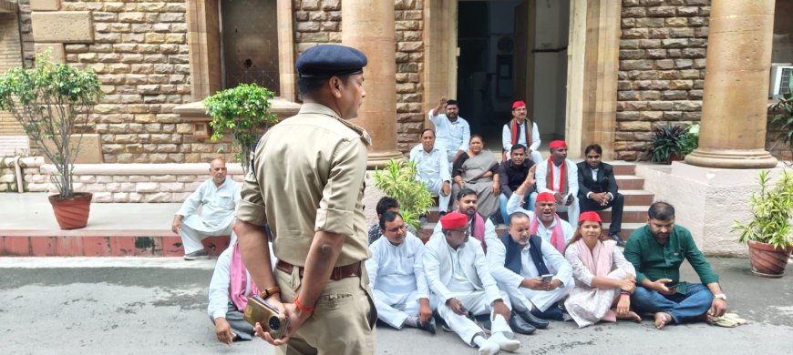 गिरफ़्तारी से नाराज सपाईयों ने पुलिस मुख्यालय पर ही दे दिया धरना