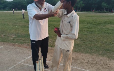 पूर्व रणजी खिलाड़ी बता रहे क्रिकेट की बारीकियां