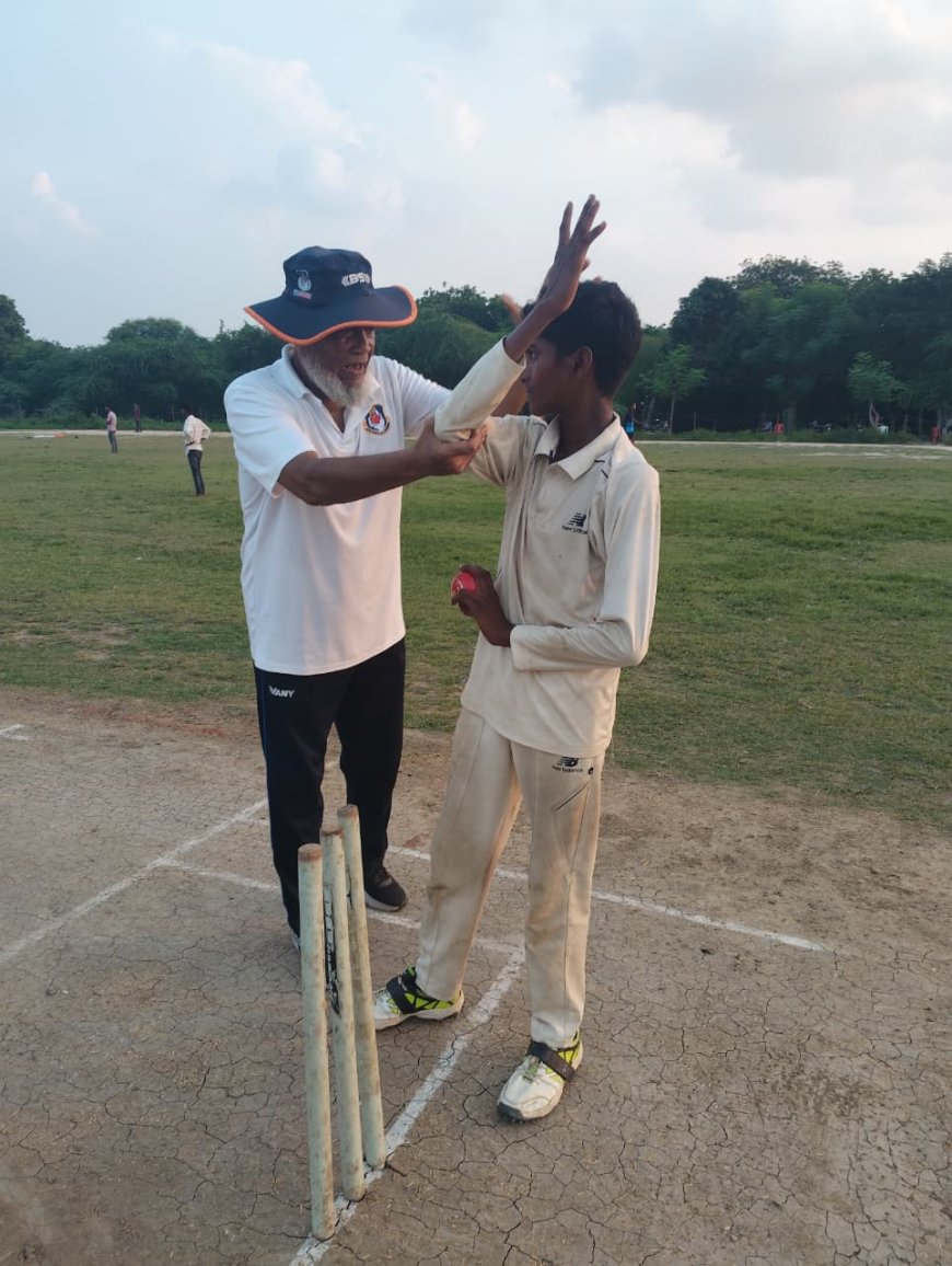 पूर्व रणजी खिलाड़ी बता रहे क्रिकेट की बारीकियां